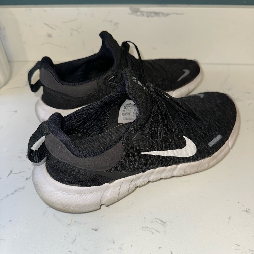 Used Women's Fly Knit Nike Sneakers